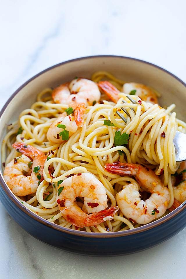 Aglio e olio recipe with shrimp, spaghetti, garlic and olive oil.