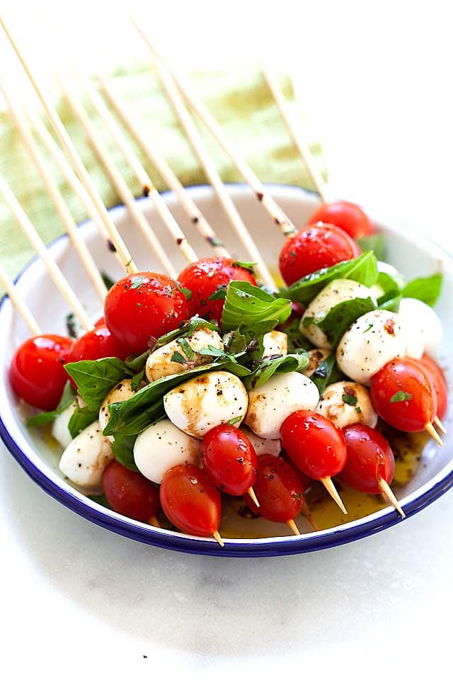 Caprese salad recipe on skewers, making a delicious appetizer.