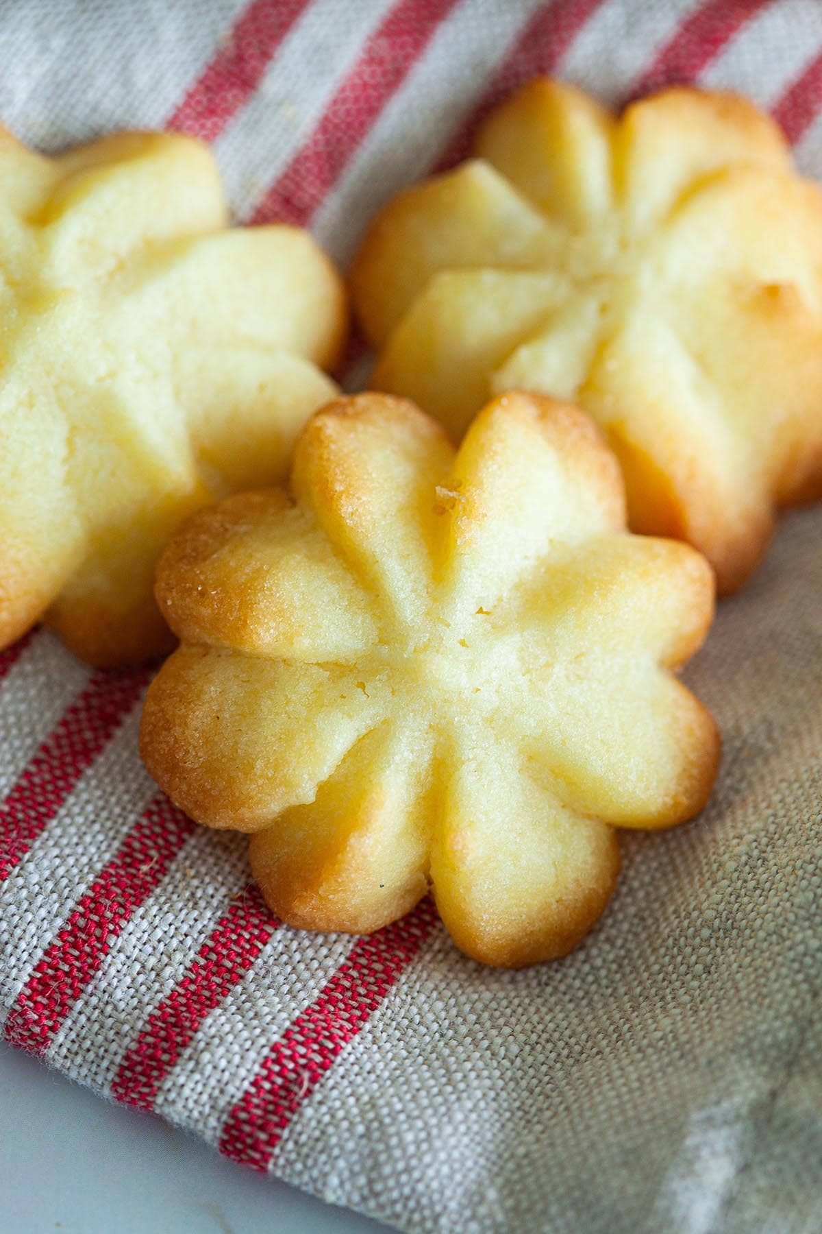 Danish butter cookies recipe with butter, cake flour, sugar and heavy whipping cream.