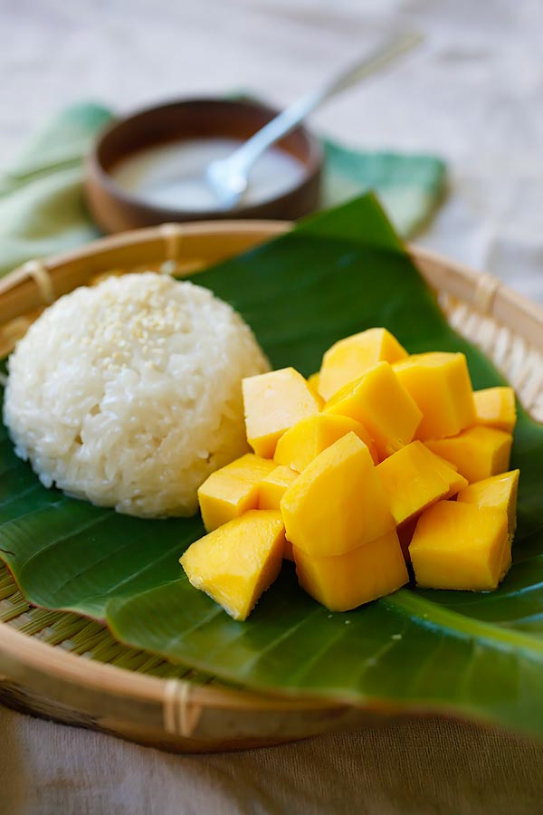 Mango sticky rice recipe with steamed sticky rice and fresh mango cubes.