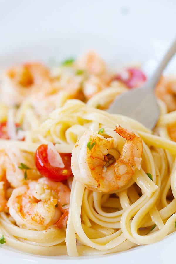 Shrimp Scampi pasta with linguine served with a fork.