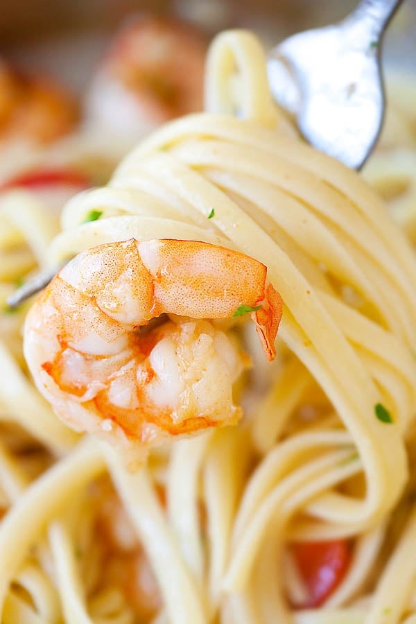 Shrimp scampi pasta with linguini wrapped around a fork.