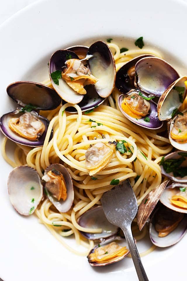 Spaghetti alle vongole recipe with Manila clams and spaghetti pasta.