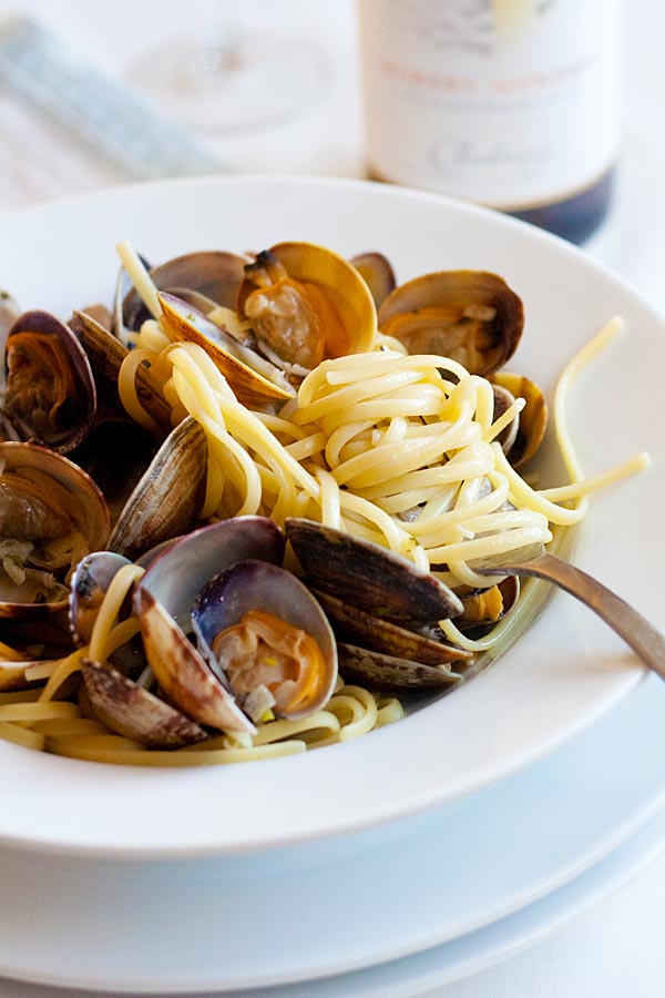 Spaghetti with clams pasta on a plate.